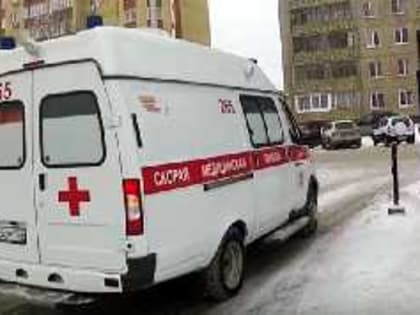 В Стерлитамаке на 10-летнюю девочку с крыши упала глыба льда