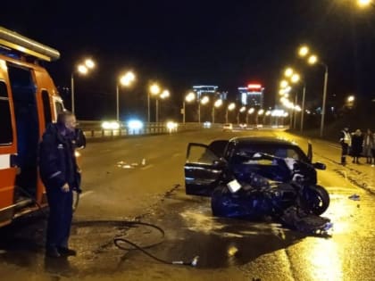 В Уфе на проспекте Салавата Юлаева водитель за рулем Volvo S80 врезался в опору путепровода