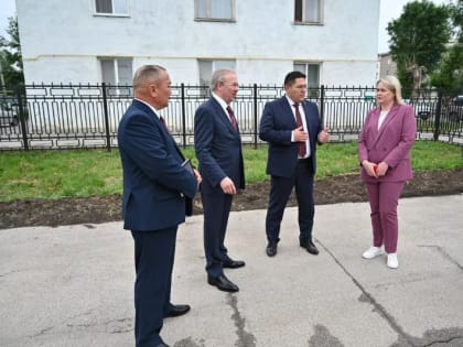 Андрей Назаров осмотрел ход строительства социальных объектов в Сибае