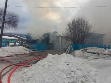 В Башкирии из-за ветра пожар с одного дома перекинулся на два соседних