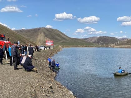В Башкирии автомобиль с четырьмя женщинами упал в воду