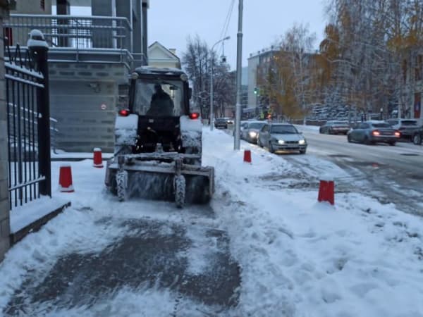 Сегодня в Кировском районе продолжается уборка снега