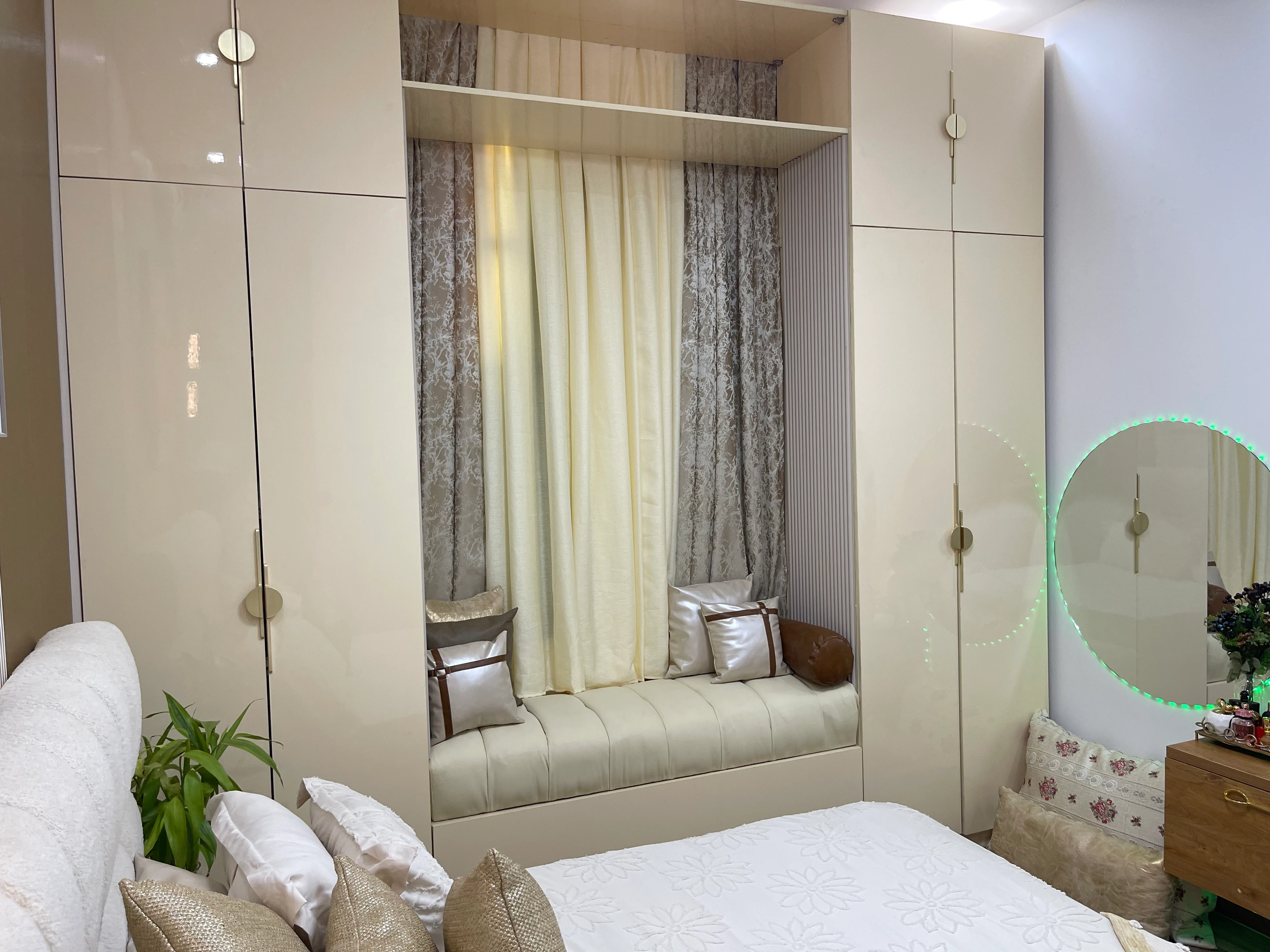 Suite parentale luxueuse réalisée par Dream HOME à Almadies, Dakar — décoration contemporaine