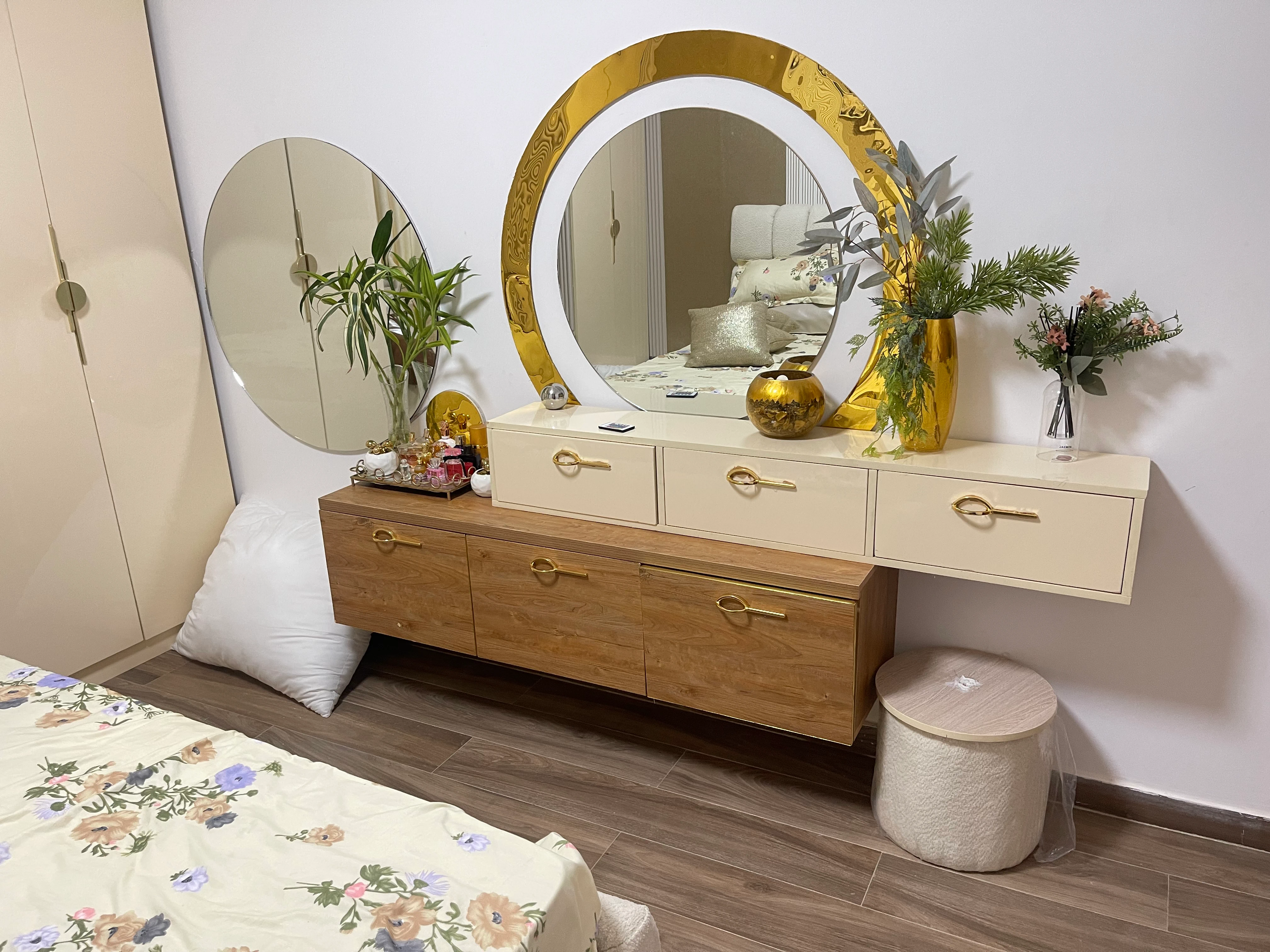 Détails décoration chambre Dream HOME — coussins texturés, déco murale et accessoires luxe, Dakar