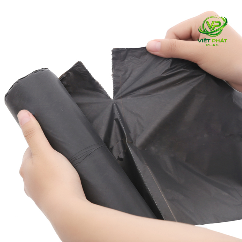 Durable plastic garbage bags on roll with strong sealing, ideal for daily use in households and businesses.