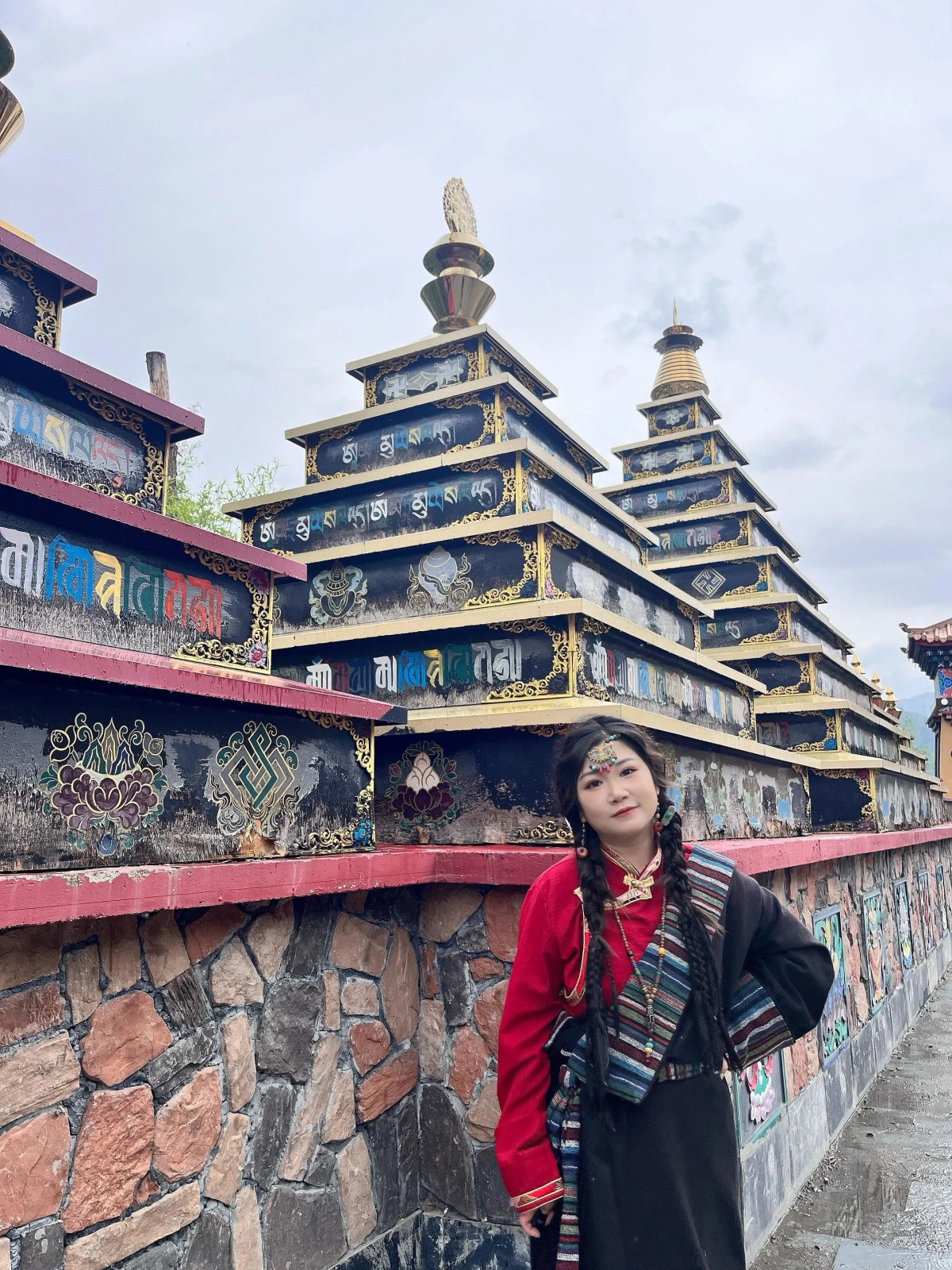 Du khách chụp ảnh tại Thành cổ Tùng Phan Tứ Xuyên – góc 1