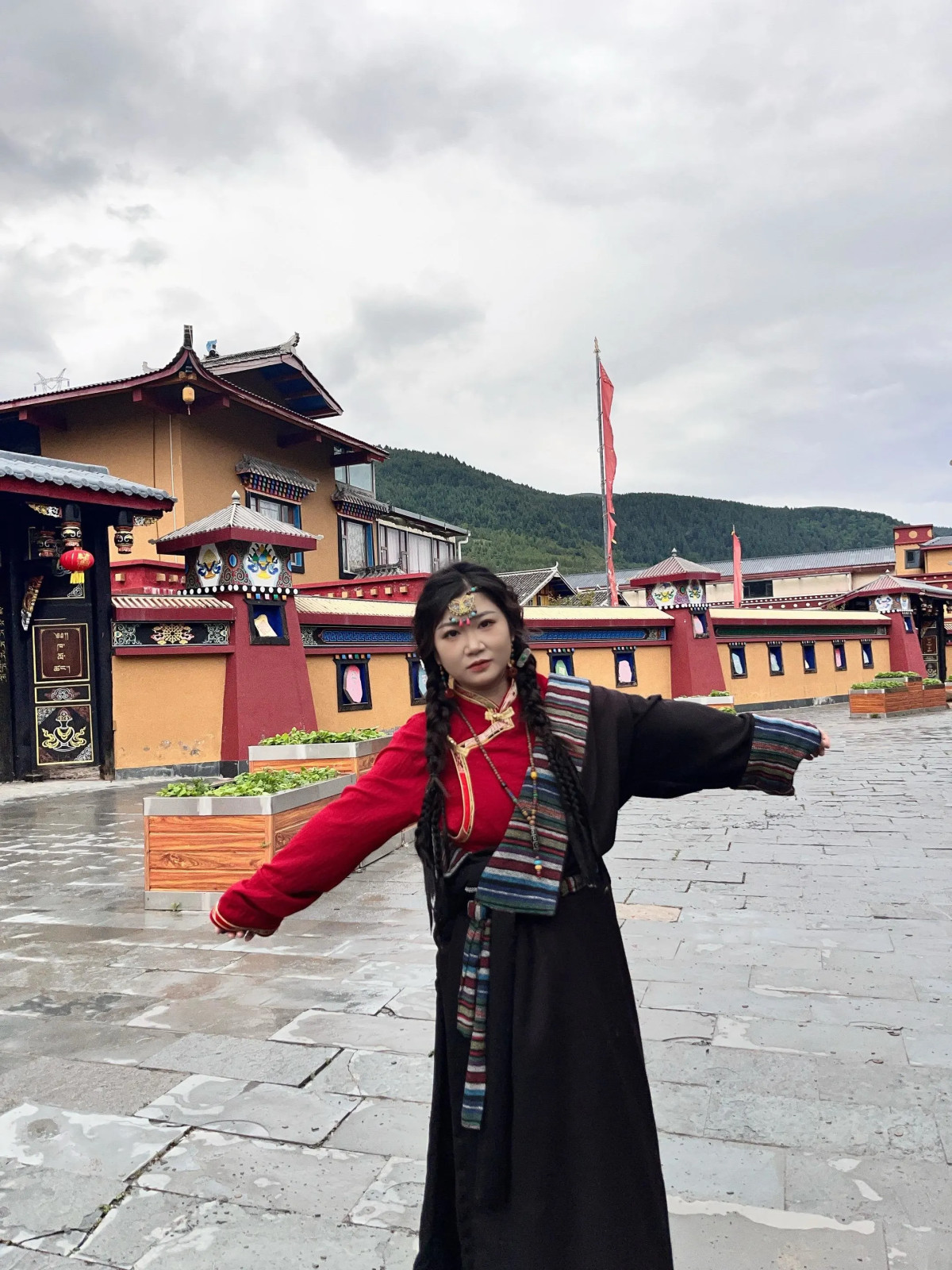 Du khách chụp ảnh tại Thành cổ Tùng Phan Tứ Xuyên – góc 2