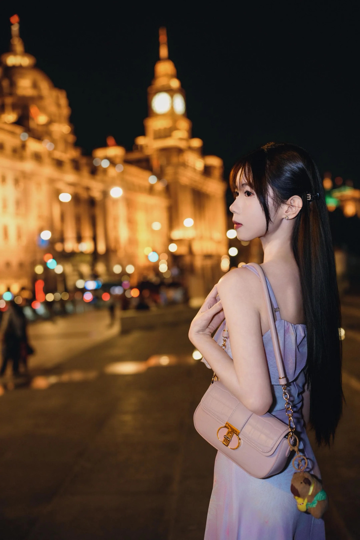 Bến Thượng Hải về đêm – ảnh 4 Du khách chụp ảnh đêm tại Bến Thượng Hải – góc 4