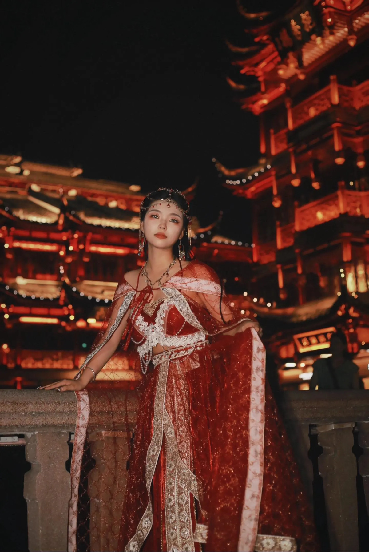 Miếu Thành Hoàng Thượng Hải về đêm – ảnh 1 Du khách chụp ảnh cổ phong tại Miếu Thành Hoàng Thượng Hải – góc 1
