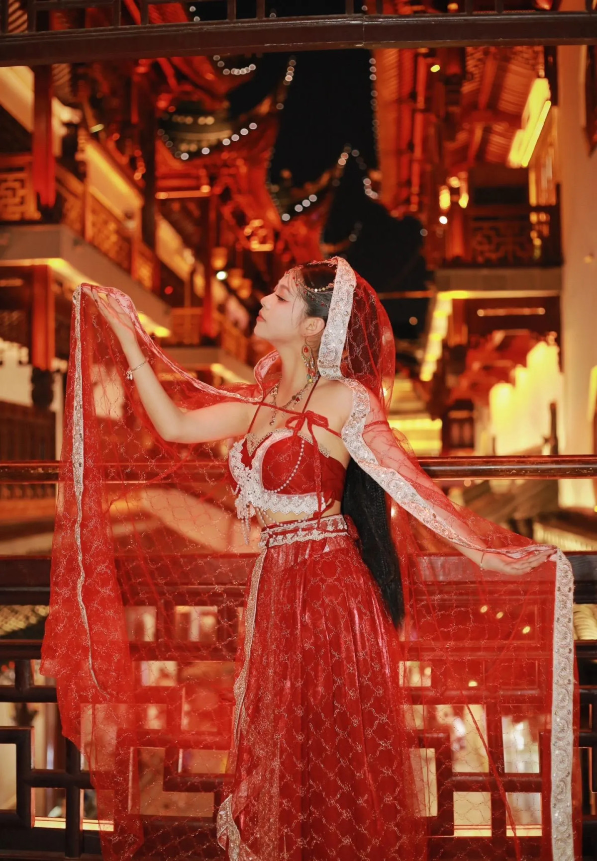 Miếu Thành Hoàng Thượng Hải về đêm – ảnh 2 Du khách chụp ảnh cổ phong tại Miếu Thành Hoàng Thượng Hải – góc 2