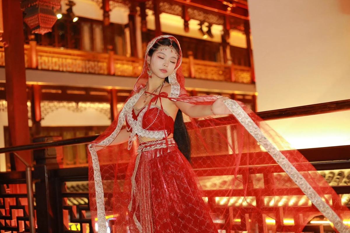 Miếu Thành Hoàng Thượng Hải về đêm – ảnh 3 Du khách chụp ảnh cổ phong tại Miếu Thành Hoàng Thượng Hải – góc 3