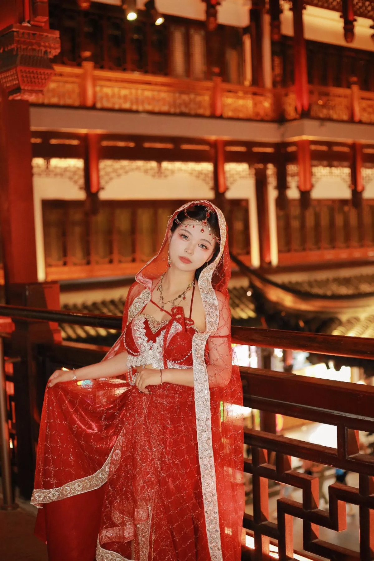 Miếu Thành Hoàng Thượng Hải về đêm – ảnh 4 Du khách chụp ảnh cổ phong tại Miếu Thành Hoàng Thượng Hải – góc 4