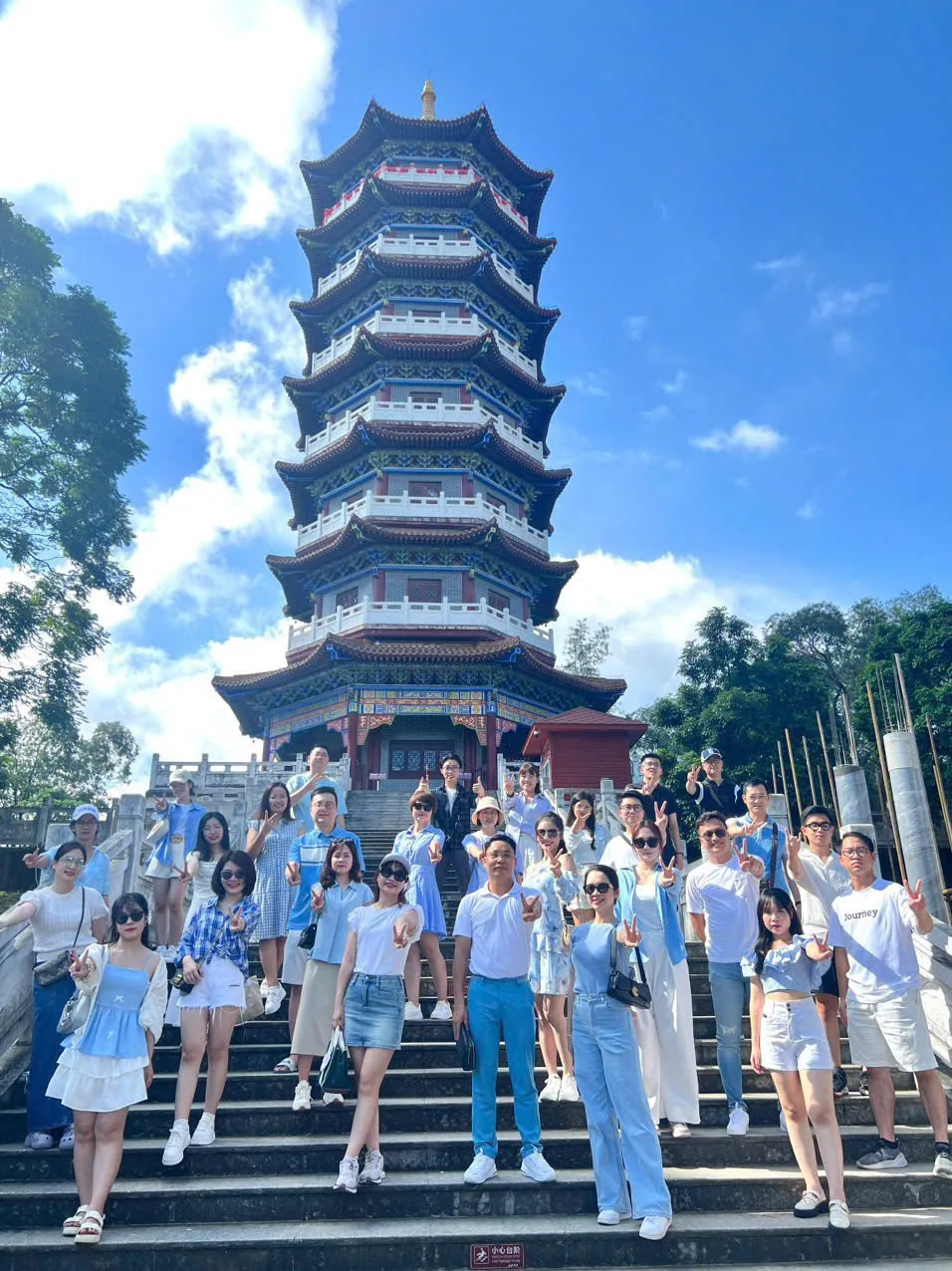 Đoàn khách trong hành trình Đông Hưng chụp ảnh trước tòa tháp nhiều tầng
