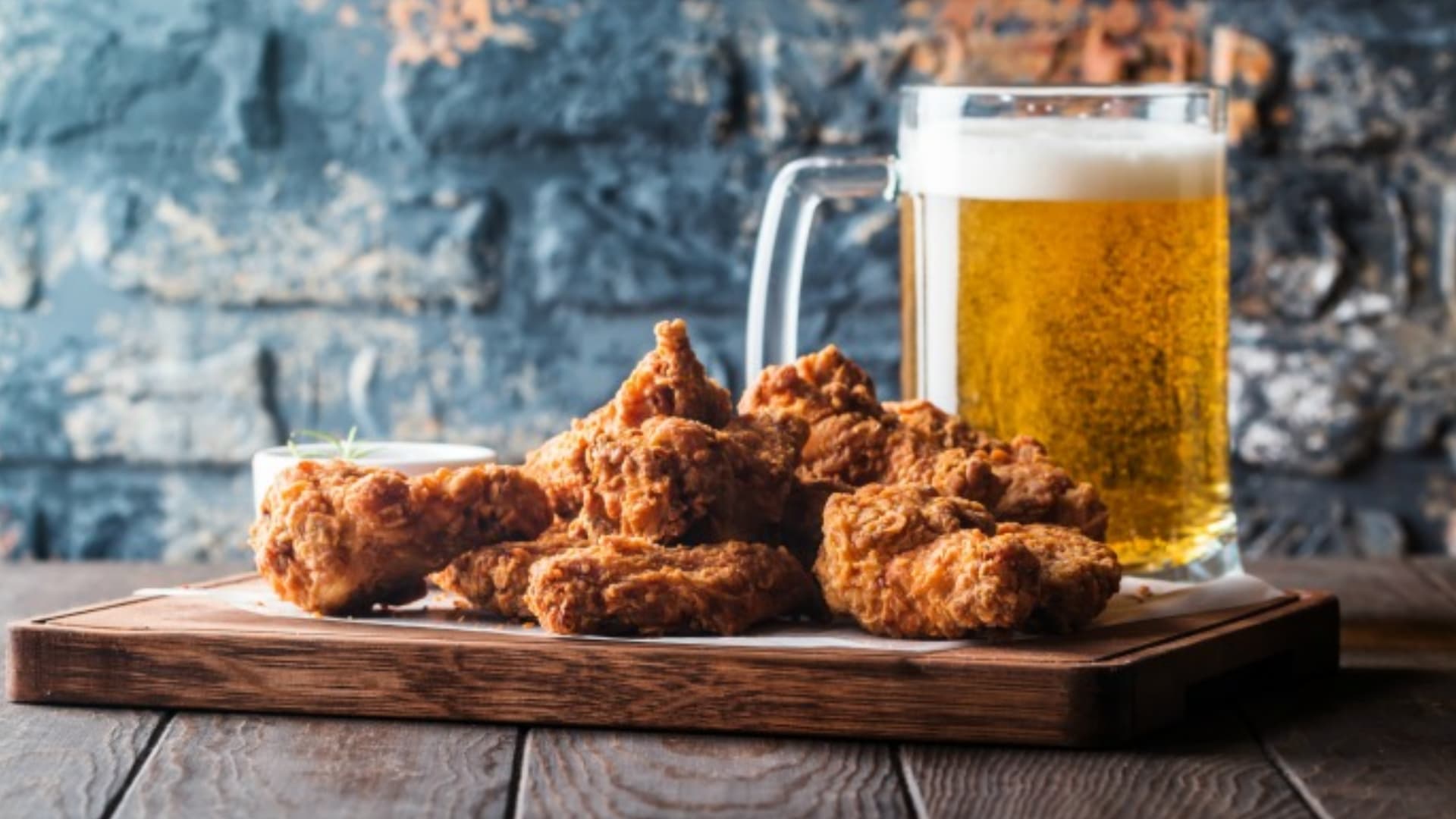 Why these chicken wings and beer are a match made in heaven? Snackfax