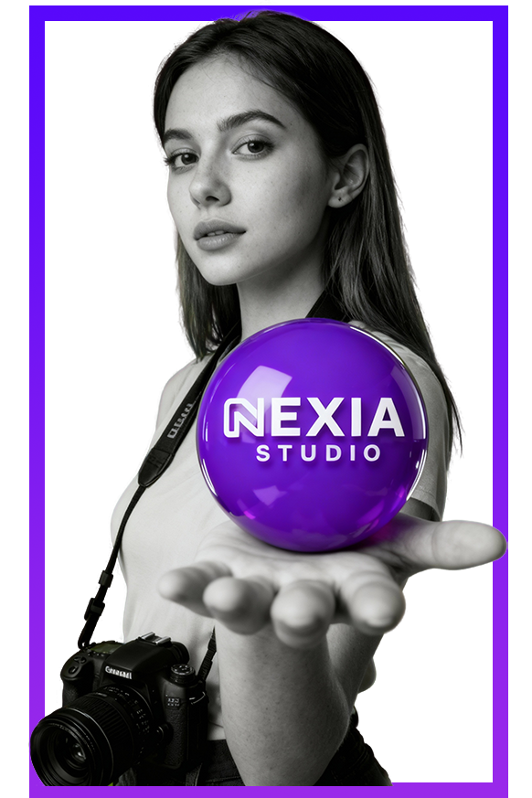 Persona sosteniendo el logo Nexia
