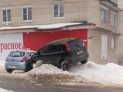 В Богородицке водитель припарковался на сугробе, чтобы уйти от столкновения