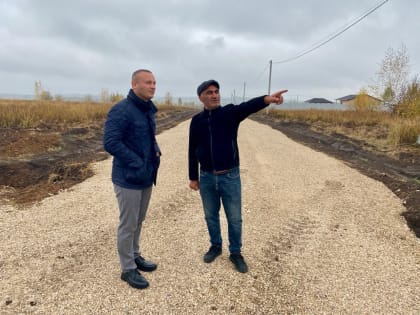Депутат Тульской городской Думы проверил работы по щебенению улицы в селе Теплое