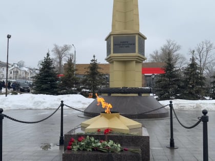 Алексей Дюмин возложили цветы к мемориалу «Памяти героев-энергетиков»