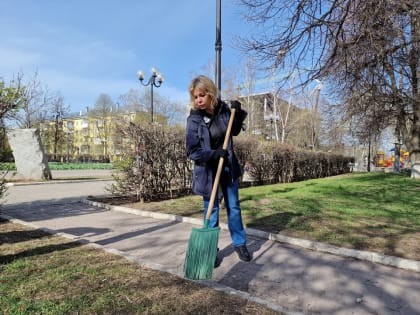 Ольга Слюсарева, депутаты и аппарат гордумы приняли участие в субботнике