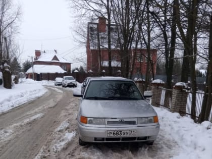 На ул. Щегловская Засека водители систематически паркуются на тротуаре