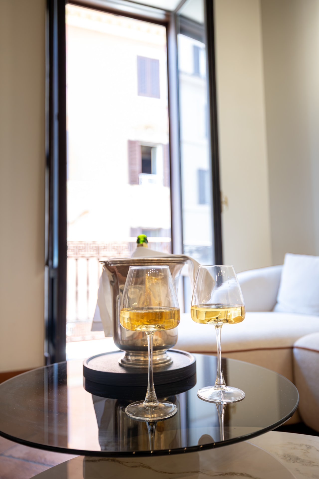 Residenza privata Dagira a Roma con luce calda e atmosfera contemporanea