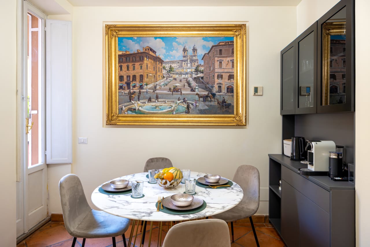 Residenza privata Dagira a Roma con luce calda e atmosfera contemporanea