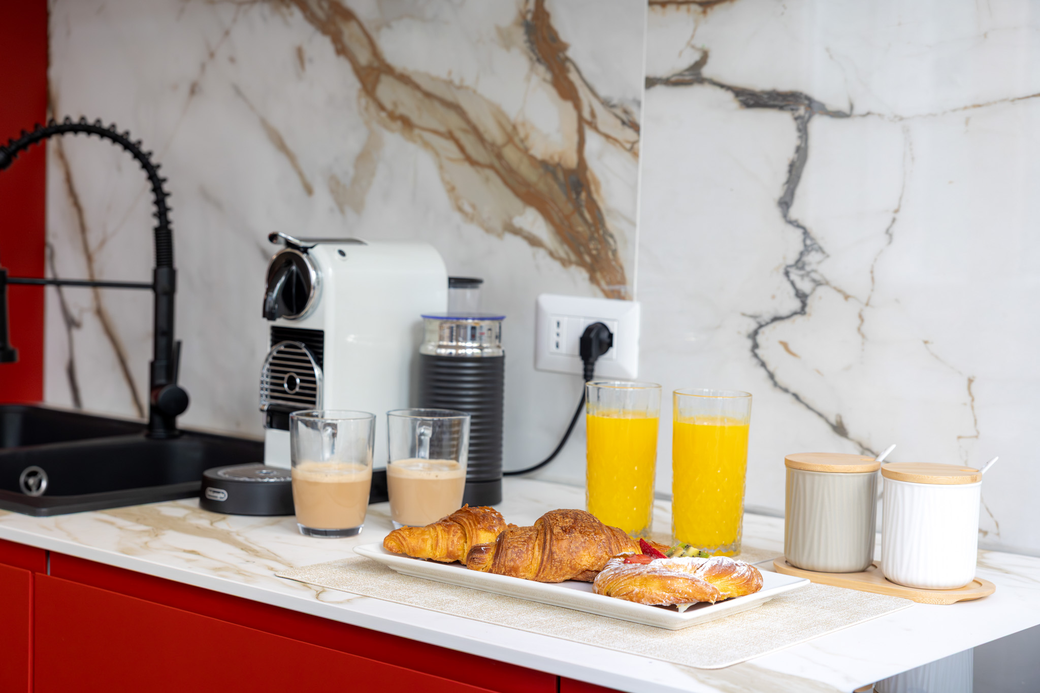 Cucina attrezzata con tavolo da pranzo