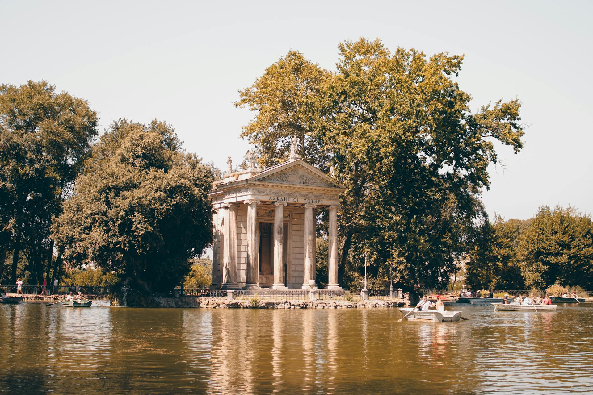 Tempio di Esculapio sul laghetto di Villa Borghese, Roma