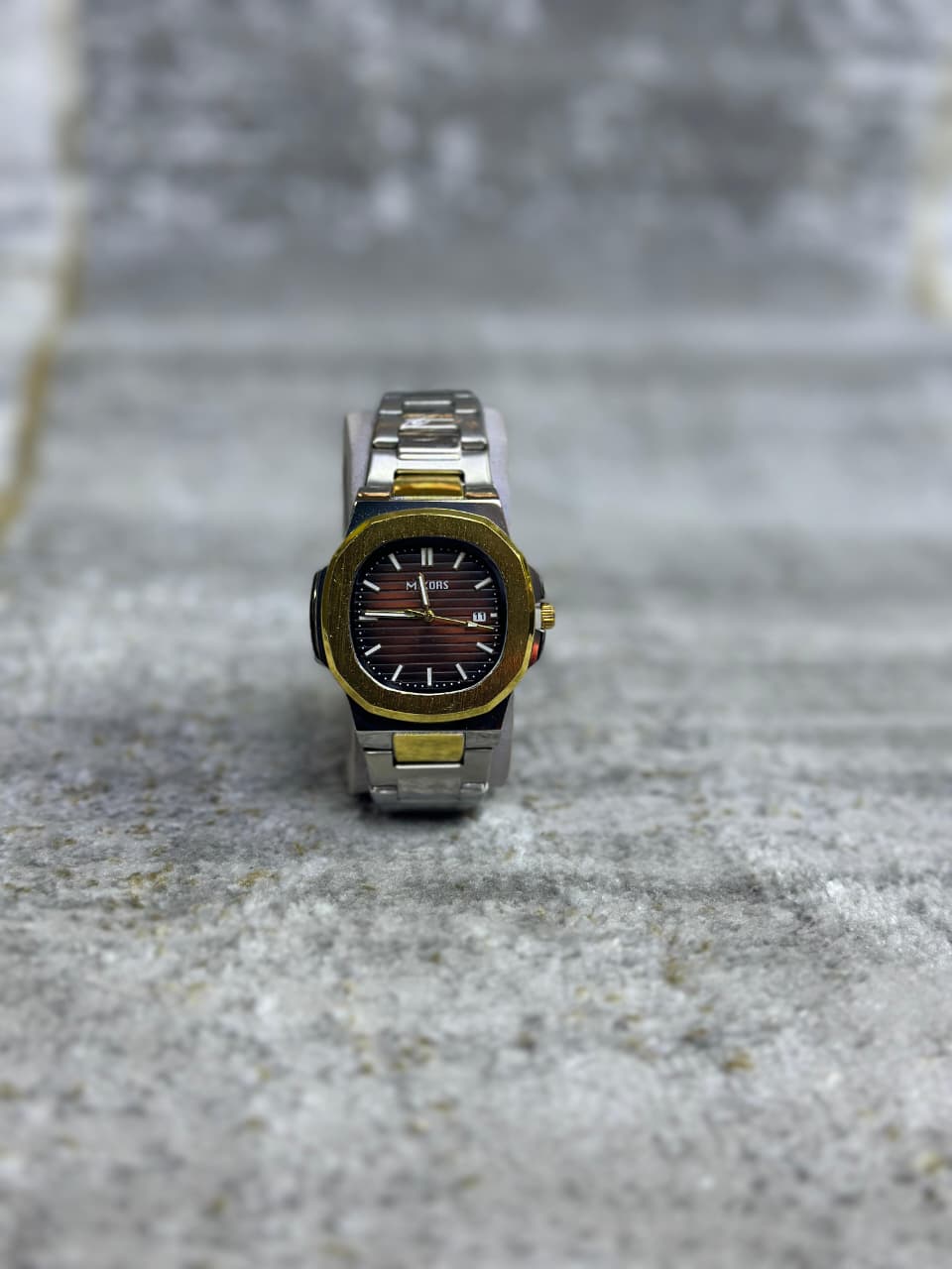 Luxury Stainless Steel Wrist Watch – Classic Gold Accent Design