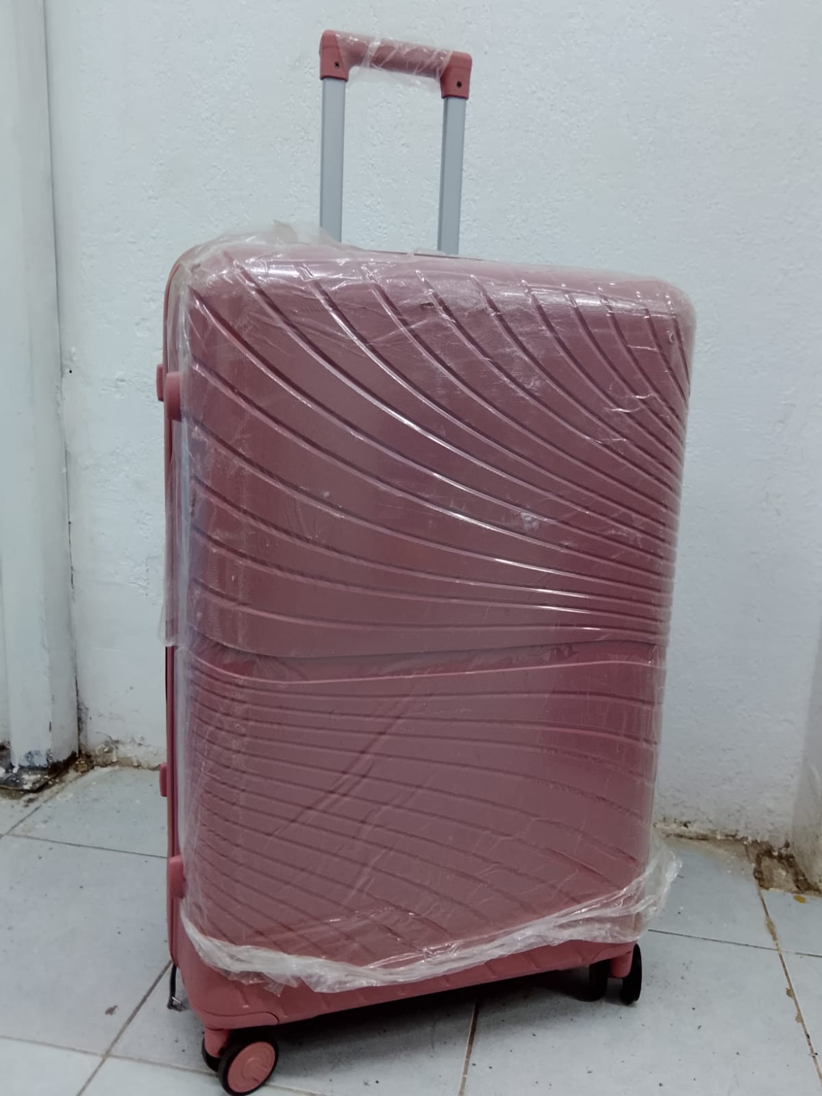 Pink Hard Shell Suitcase (Large Size 28)