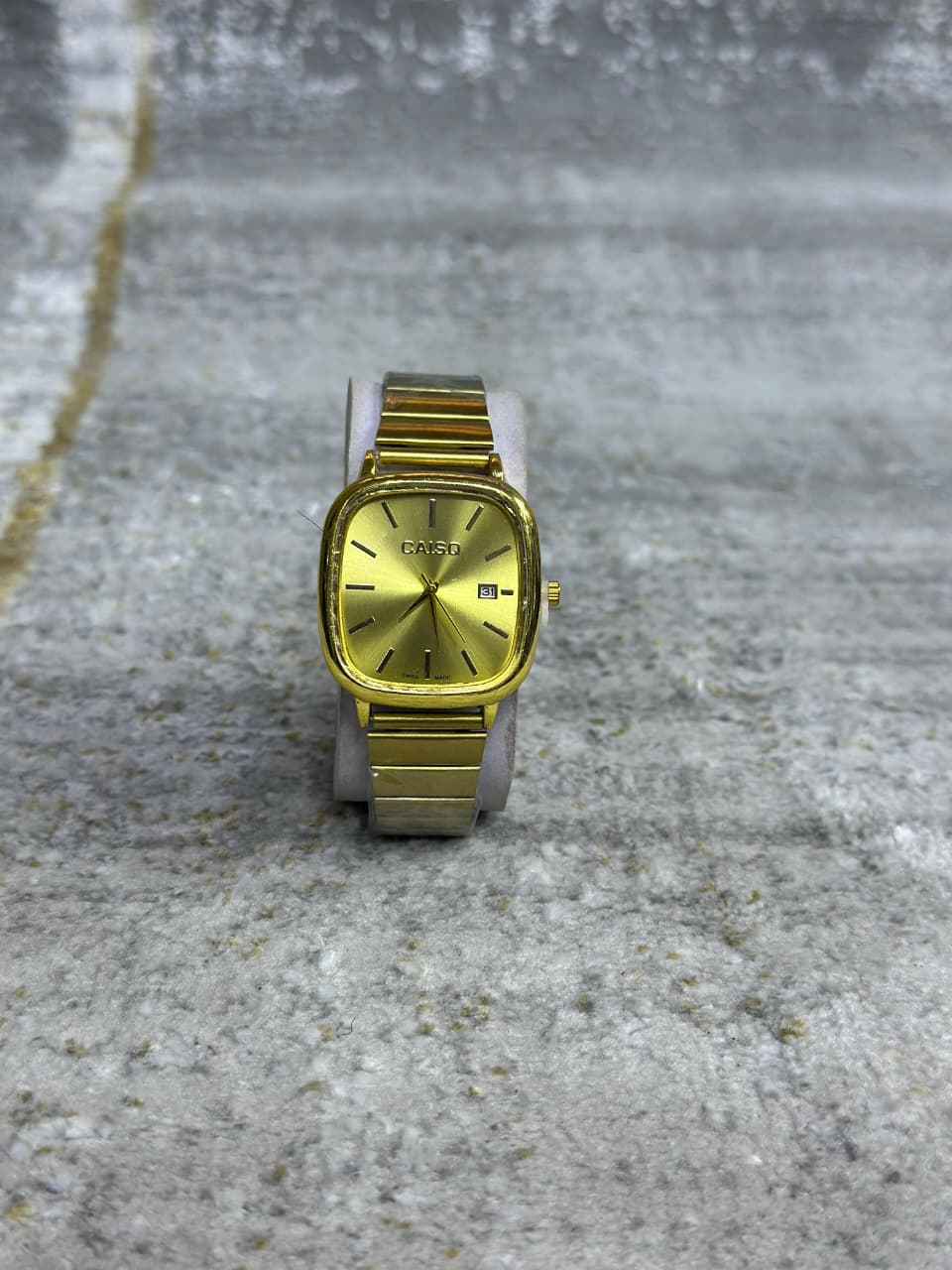 Classic Gold-Tone Wrist Watch – Minimalist Square Dial Design