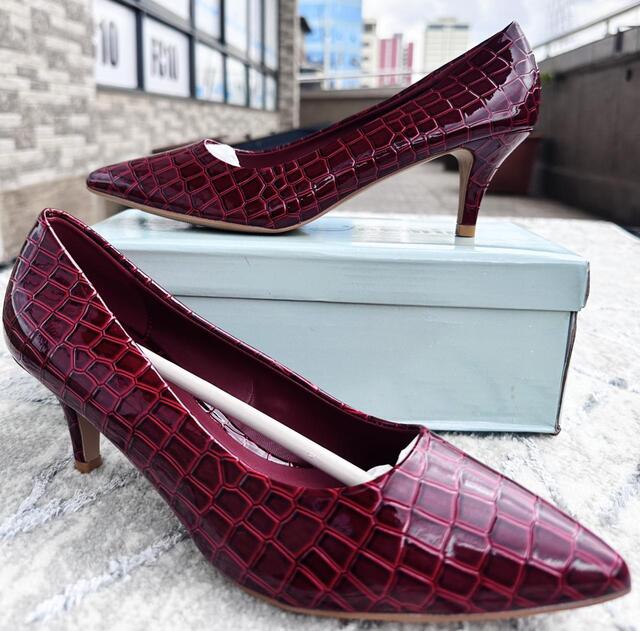 Crocodile-Patterned Pointed Flats