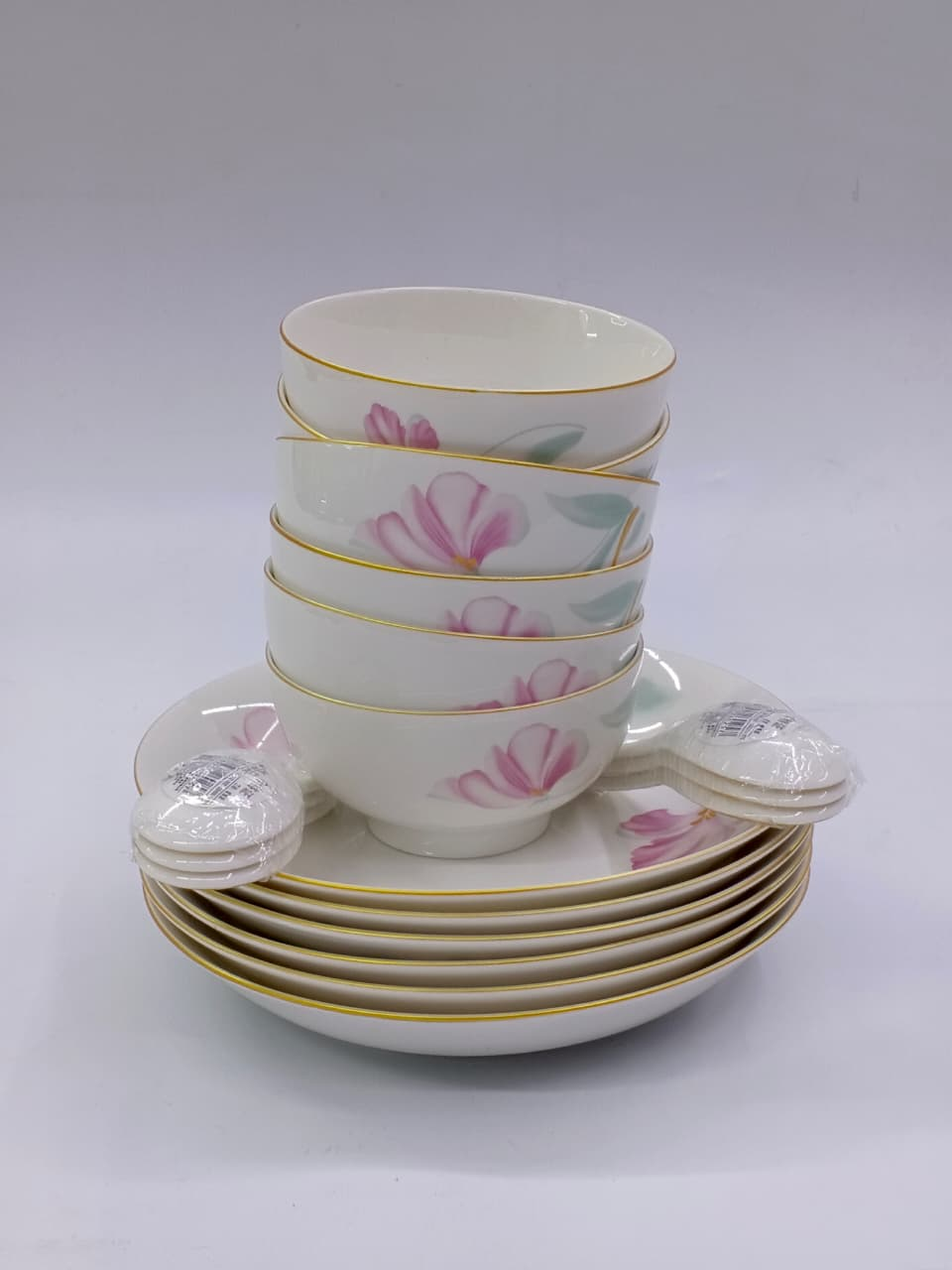 Magnolia Bloom 18-Piece Dinner Set