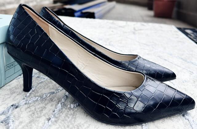 Image of Crocodile-Patterned Pointed Flats