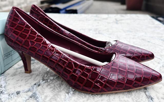 Image of Crocodile-Patterned Pointed Flats