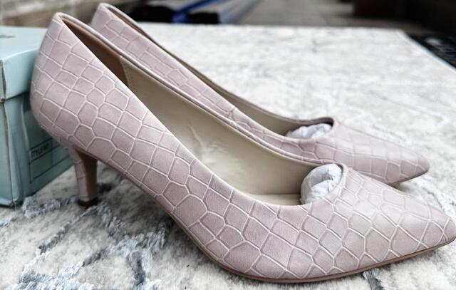 Image of Crocodile-Patterned Pointed Flats