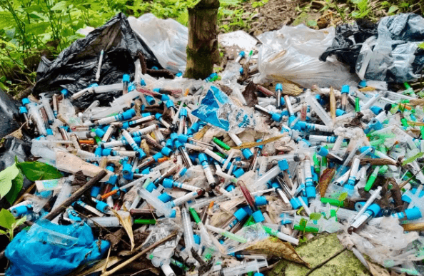 Basura Peligrosa: Residuos Clínicos Son Vertidos en Lote Cercano a Obras
