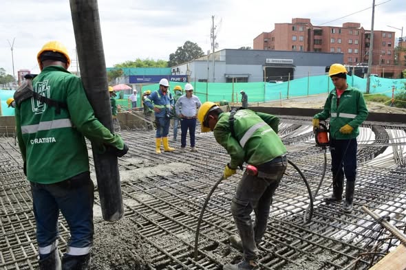 Con un avance del 35,6 %, se realiza el vaciado del puente sur en el Intercambiador Vial Bomberos 2