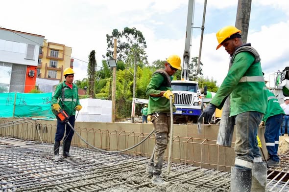 Con un avance del 35,6 %, se realiza el vaciado del puente sur en el Intercambiador Vial Bomberos 3