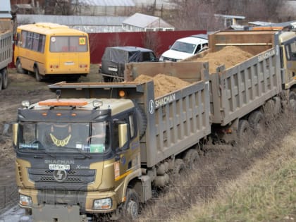 В Кургане сотни добровольцев помогают укреплять дамбу