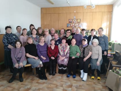 Волонтёрская группа «Для СВОих» из р. п. Каргаполье посетила Далматовскую обитель, прибыв для обмена опытом плетения маскировочных сетей по приглашению далматовской волонтёрской гр