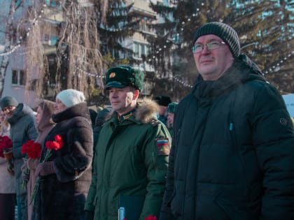 В Кургане прошла торжественная церемония возложения цветов к Вечному огню