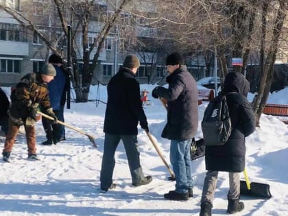 В курганском «Сквере Милосердия» провели субботник и накормили людей