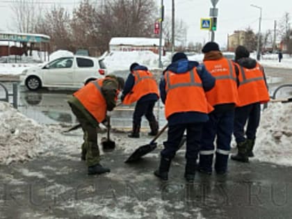 Без праздников и выходных. Улично-дорожную сеть Кургана круглосуточно чистят от снега