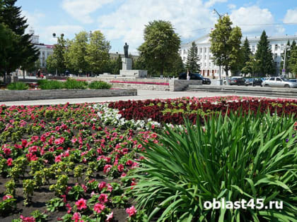 Горсад в Кургане обзавёлся новыми скамейками и 20 кустами роз