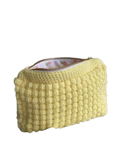 Bonnet en crochet posé à plat, exemple d'accessoire tressé main