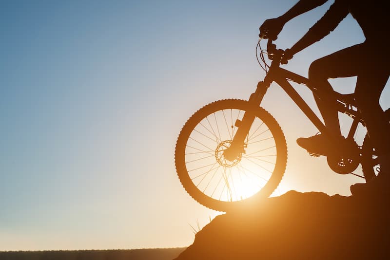 Biker su una roccia con la mountain bike