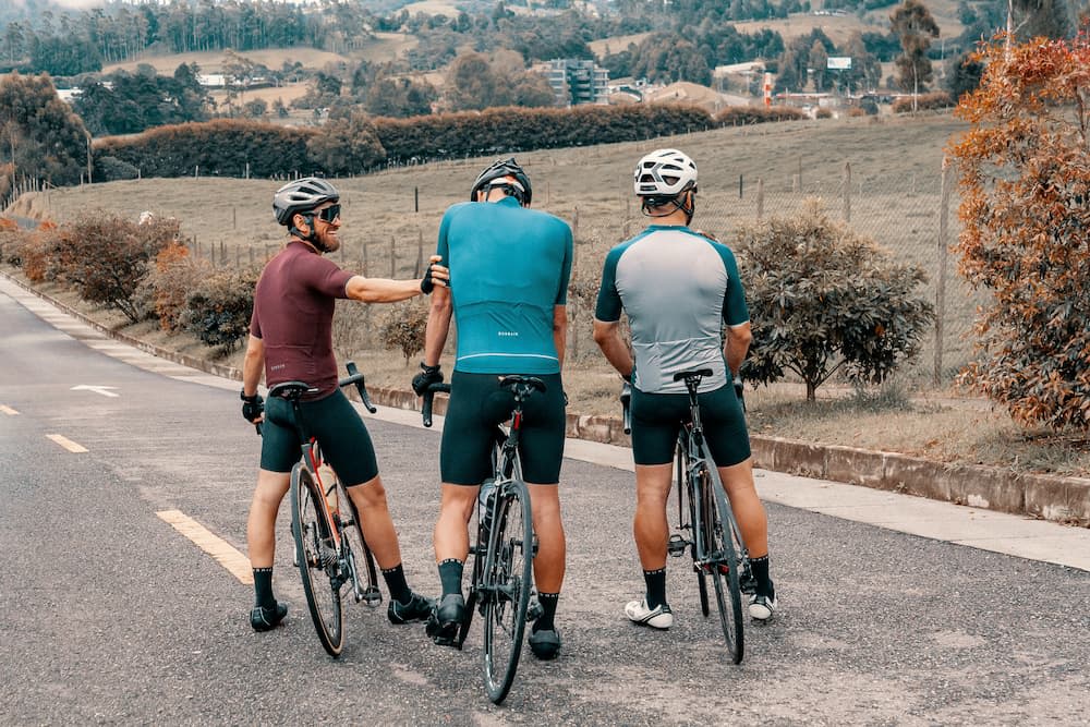 Ciclisti su strada che parlano