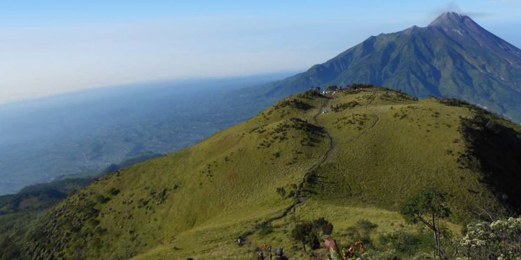 Menyatu dengan Alam, Ini 5 Gunung yang Cocok Buat Perayaan Kemerdekaan hipwee merbabu 750x375 Menyatu dengan Alam, Ini 5 Gunung yang Cocok Buat Perayaan Kemerdekaan