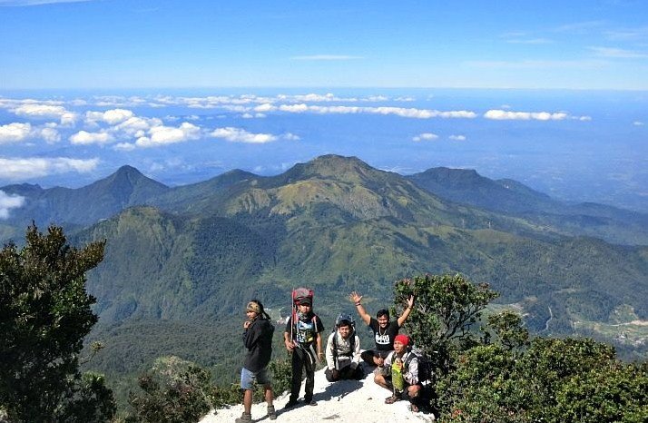 Menyatu dengan Alam, Ini 5 Gunung yang Cocok Buat Perayaan Kemerdekaan hipwee puncak gunung lawu magetan Menyatu dengan Alam, Ini 5 Gunung yang Cocok Buat Perayaan Kemerdekaan